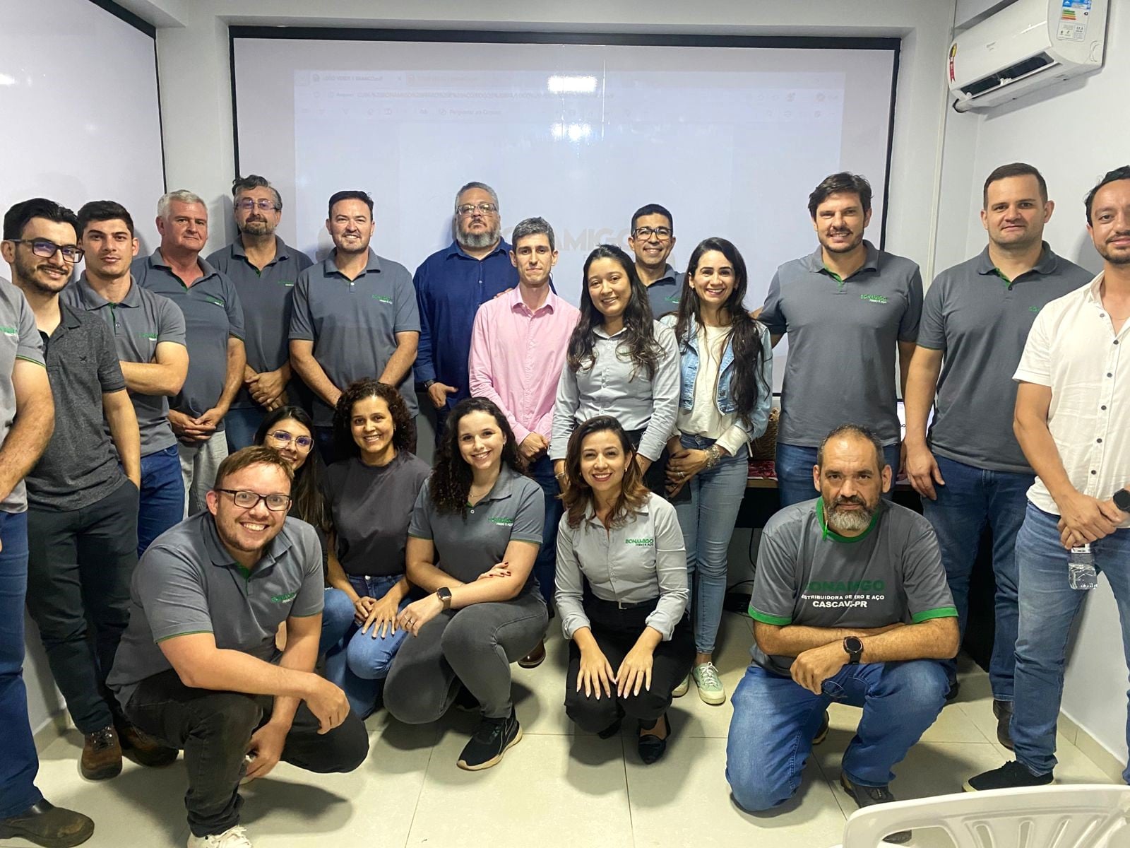 Equipe da Bonamigo Ferro e Aço reunida na inauguração da sala de treinamento